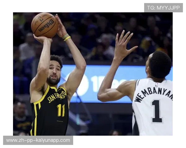 勇士险胜湖人，常规赛巅峰对决中库里罚球绝杀，库里26+11+7 勇士大胜马刺