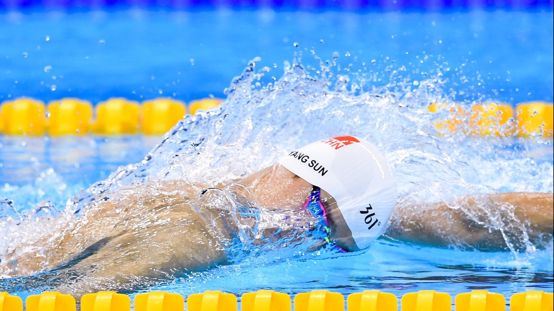 中国击剑队世界杯巴黎站收获一金两银 年轻队员表现惊艳，中国击剑队颜值