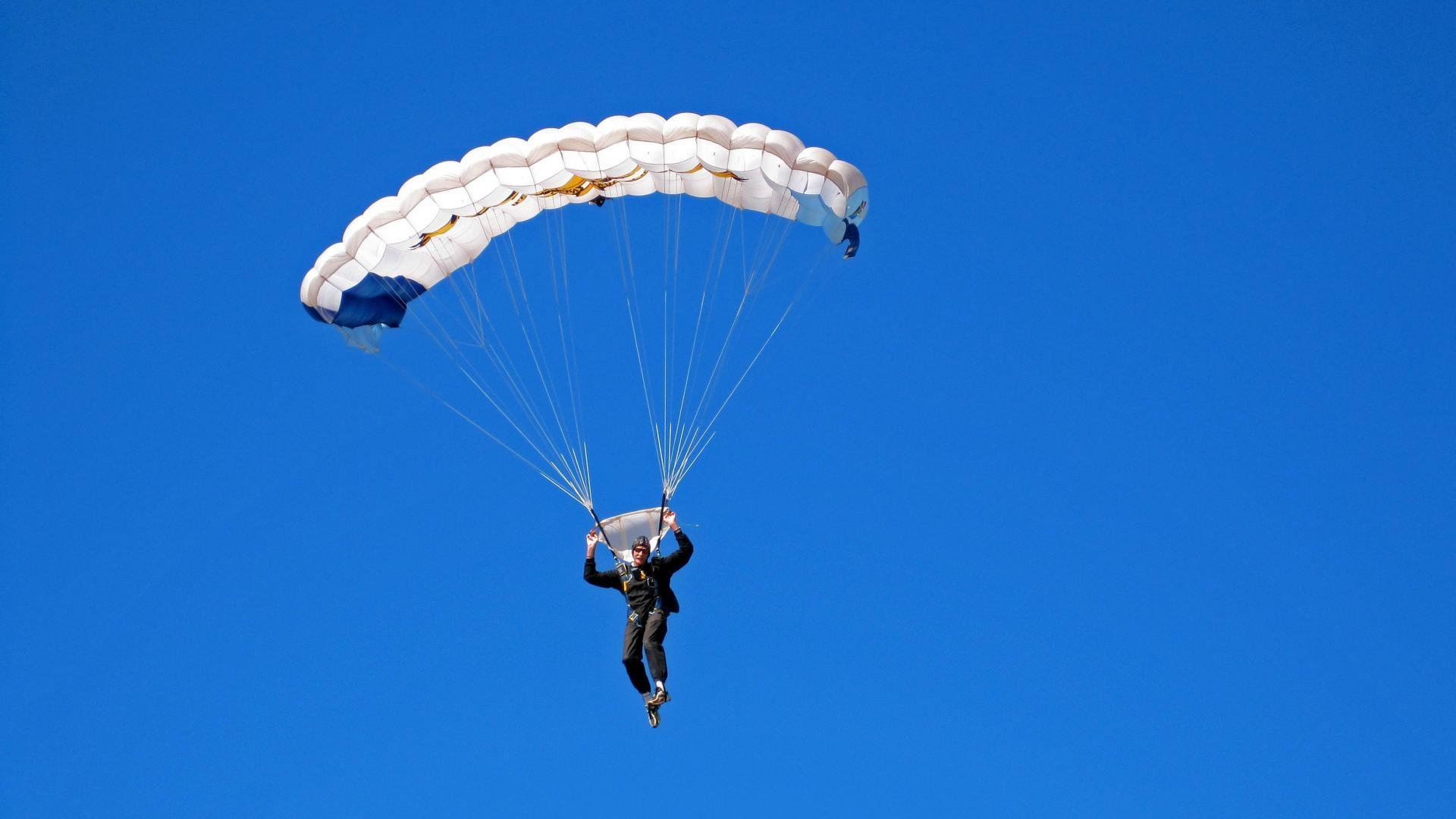 国际铁人三项赛事挑战极限耐力，国际铁人三项logo